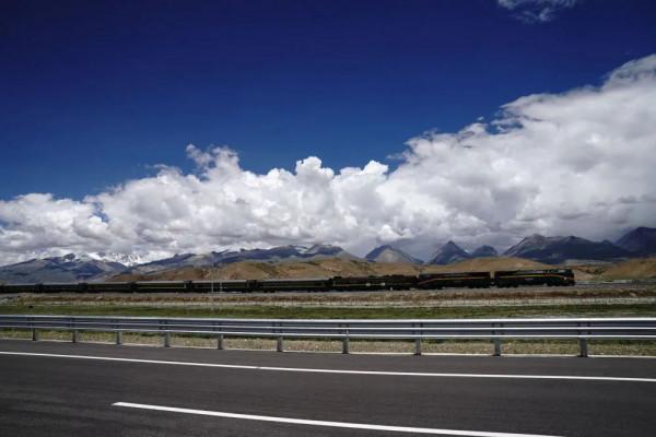 從人背畜馱到一日千里,看西藏交通的歷史性跨越 從人背畜馱到一日千里,看西藏交通的歷史性跨越