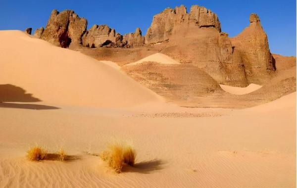 1964年10月13日,我國第一顆原子彈爆炸前三天,戈壁中出現了國軍 1964年10月13日,我國第一顆原子彈爆炸前三天,戈壁中出現了國軍