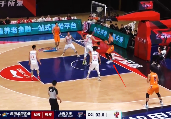 CBA裁判又現爭議判罰，王哲林疑似界外接球得分，四川隊老總暴怒