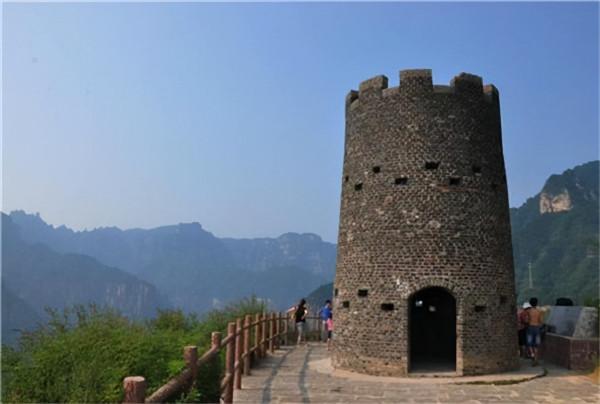 山東大爺五代人擠居炮樓58年，牆厚72公分，裝暖氣耗費20年