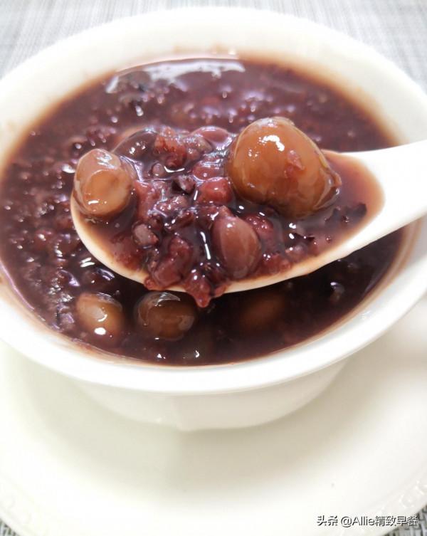 過了臘八就是年，一碗臘八粥搭配拌雞腿、蔬果，溫暖又營養，贊