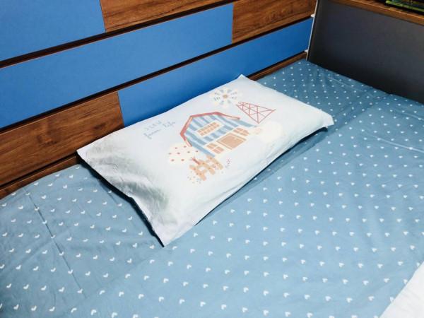 夜晚擁抱著繪睡牧場小夜曲入眠,舒服地在夢中甜笑 夜晚擁抱著繪睡牧場小夜曲入眠,舒服地在夢中甜笑