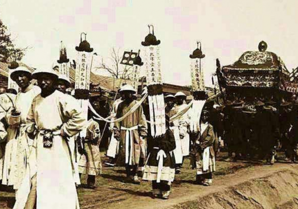 民間故事:少年縣令偶遇出殯,看見亡者妻子的穿著,斷定必有冤情 民間故事:少年縣令偶遇出殯,看見亡者妻子的穿著,斷定必有冤情