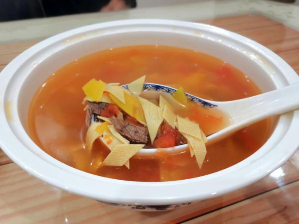 普通老百姓的餐桌，簡簡單單，花費不多，卻也吃得很香