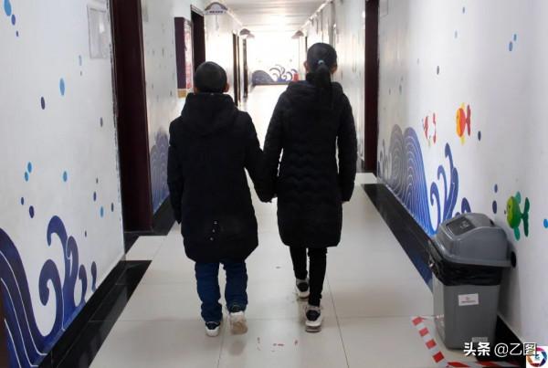 兒子3歲時不對勁沒放心上，6歲被幼兒園退回媽媽才警覺，為時已晚