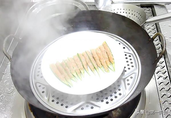 秋葵別再炒著吃了，試試這道蒜蓉秋葵塞肉，清脆爽口，做法簡單