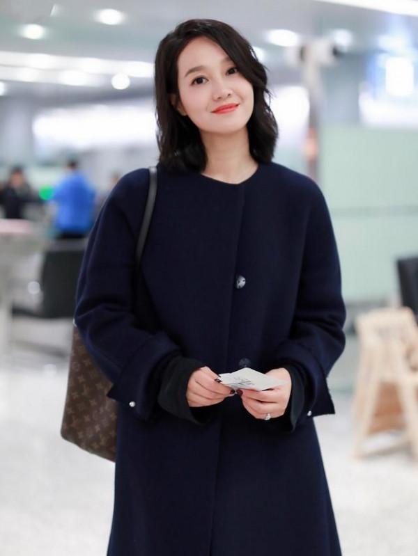 朱丹機場私服真減齡，穿闊腿褲配運動鞋，嘟嘴賣萌模樣哪像38歲？