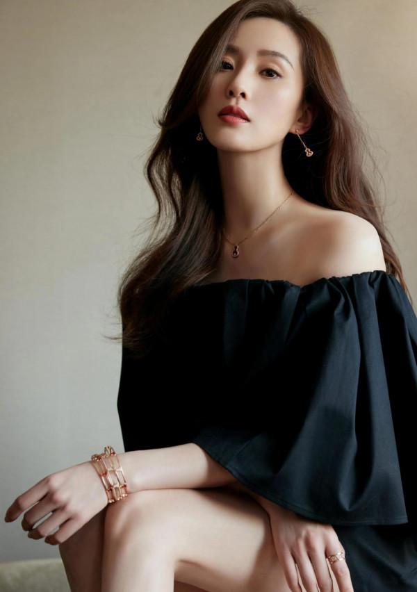 劉詩詩黑色一字肩超短裙