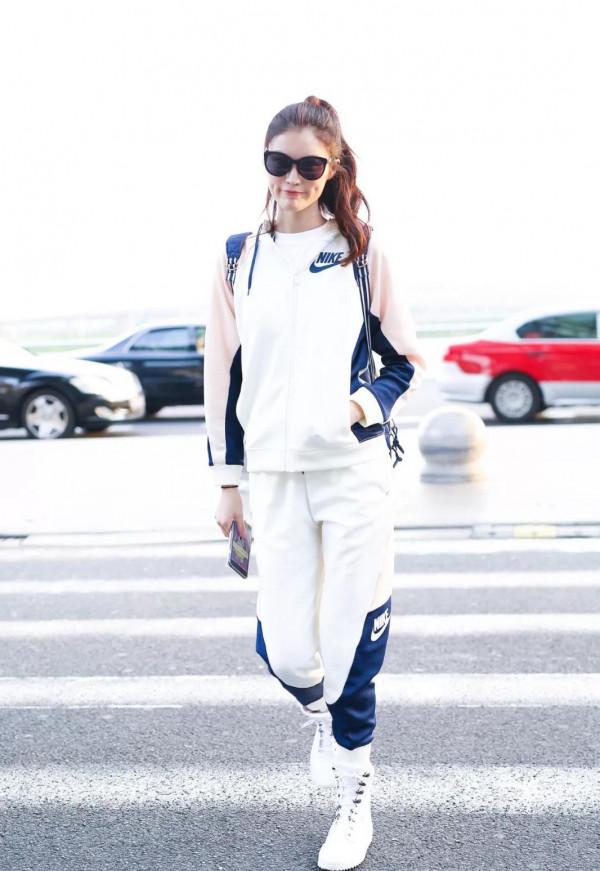 拜託，運動褲別再搭運動鞋，今年流行“運動褲+靴子”，顯高顯瘦