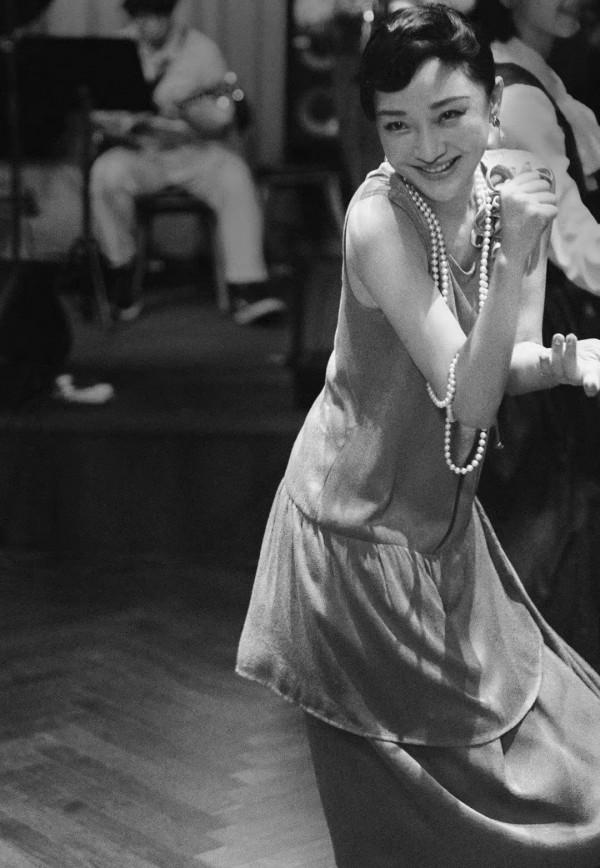 周迅又一次驚豔到大家！穿美式復古風跳舞風情萬種，電影臉太絕了