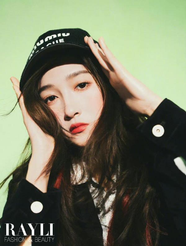 關曉彤御姐風雜誌封面，找對風格她真的很美