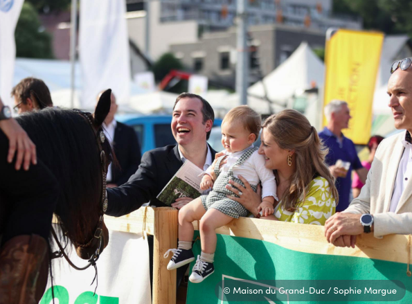 盧森堡小王子呆萌營業！蹣跚學步膽突突，自己拿勺“乾飯”太可愛