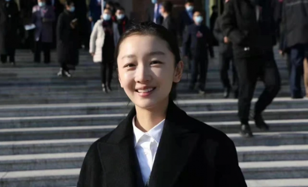 章子怡絕美證件照太有央視範！穿藕粉大衣超溫柔，海霞都變小迷妹