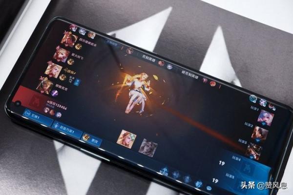 一加10 Pro攜120W快充上線，哈蘇影像+頂級E5屏，驍龍898坐鎮