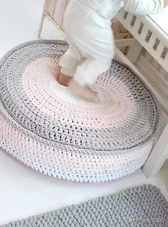 家裡的舊毛線，拿來鉤幾個圓形凳子，簡單好學，全家人都會喜歡