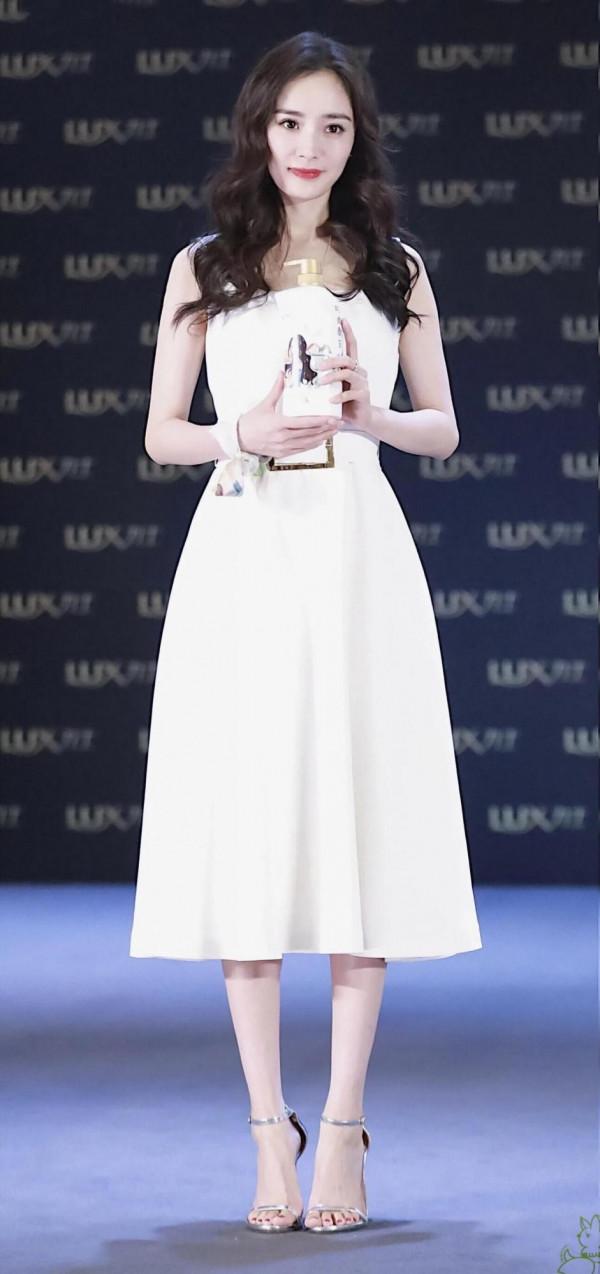 楊冪穿白色裙子宛如仙子