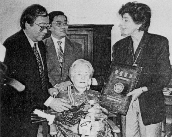 1979年，鄧小平訪問美國，卻意外地收到了毛主席42年前寫給他的信