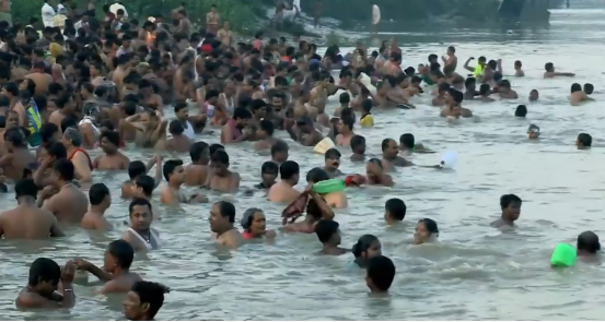 印度人瘋了?瘋搶恆河泥巴,小夥靠賣泥賺得盆滿缽滿 印度人瘋了?瘋搶恆河泥巴,小夥靠賣泥賺得盆滿缽滿