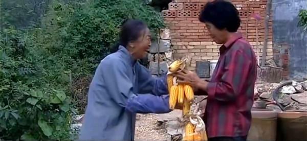 一邊看一邊罵，被媽媽們搶遙控器的“苦情劇”，看得那叫一個憋屈