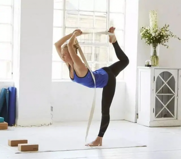 練瑜伽，輔具是最好的老師（附46個瑜伽常見體式練習方法）