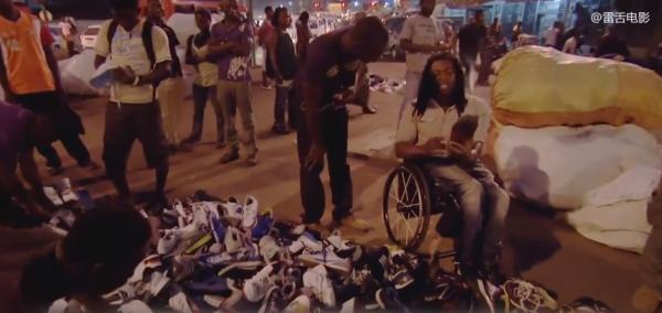 非洲小夥賣舊衣服，一天能賺25萬，這些衣服都是別人捐的！紀錄片