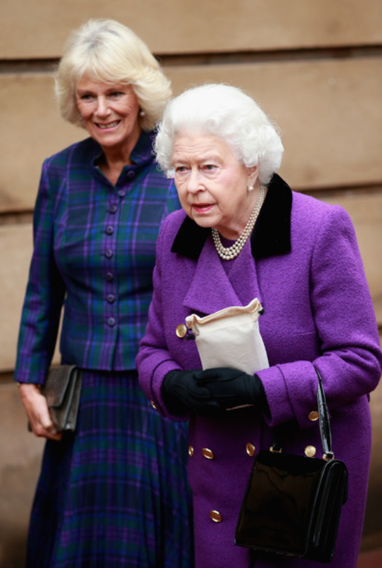 93歲女王冬天也光腿，比小21歲的卡米拉優雅，現今卻不得不用柺杖