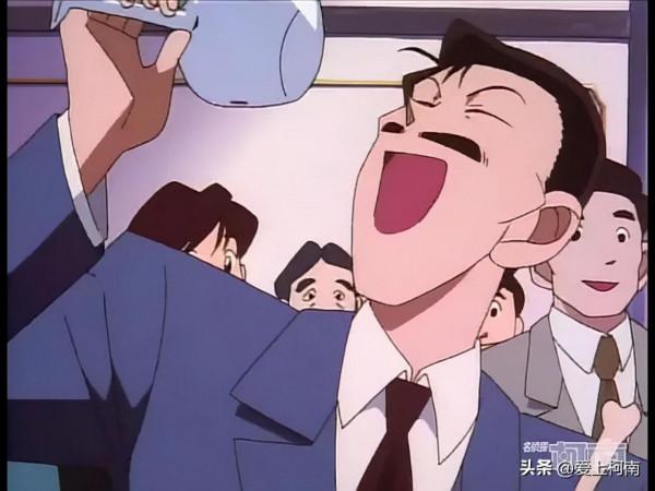 名偵探柯南:當別人在認真聽演講的時候,小五郎卻在認真地吃 名偵探柯南:當別人在認真聽演講的時候,小五郎卻在認真地吃