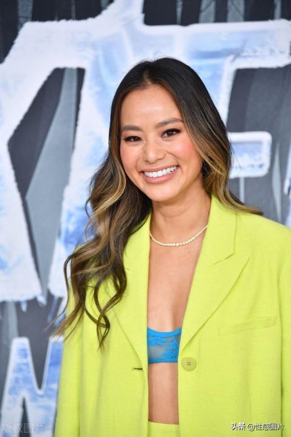 傑米鍾:熒光黃西裝小露腹肌,小麥色面板健康緊緻可人 傑米鍾:熒光黃西裝小露腹肌,小麥色面板健康緊緻可人