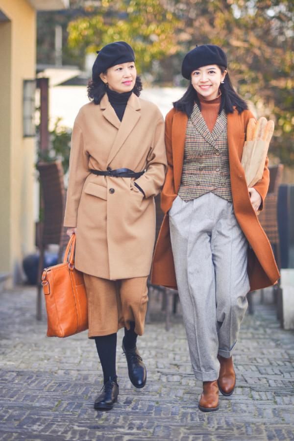 60歲媽媽比女兒會穿，秋天“大衣+毛衣”，越老越洋氣優雅