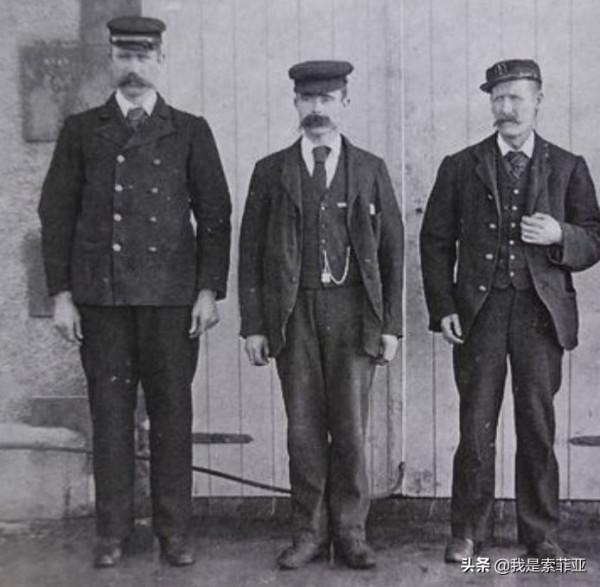 三人在孤島守塔時失蹤，桌上留下三篇燈塔日誌，他們經歷了什麼？