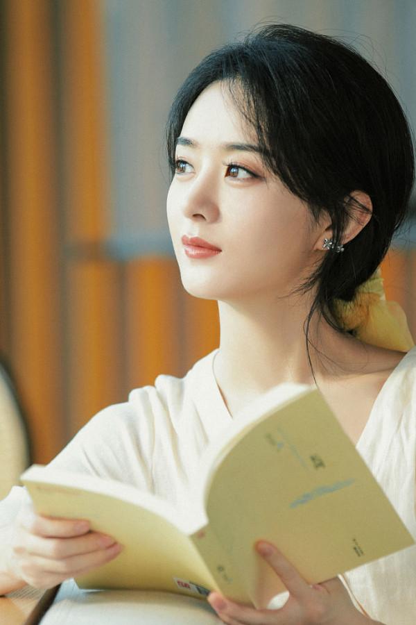 趙麗穎中秋桂花香寫真曝光 素色長裙搭低馬尾溫婉清麗 趙麗穎中秋桂花香寫真曝光 素色長裙搭低馬尾溫婉清麗