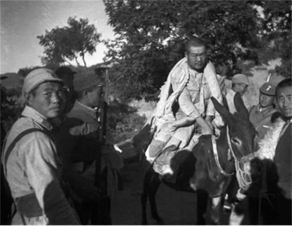 他16歲執行一任務,被日偽軍圍追堵截逼到墳地,敵軍卻連連倒地 他16歲執行一任務,被日偽軍圍追堵截逼到墳地,敵軍卻連連倒地