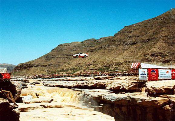 飛越黃河的柯受良地位有多高？張學友出錢治喪，劉德華為其女送嫁