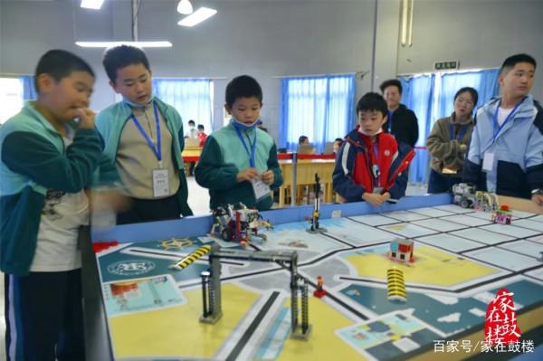小小少年大顯“身手”第十屆鼓樓區“春芽杯”機器人創意大賽開賽