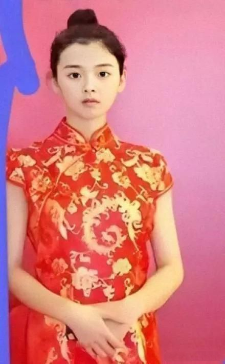 草根少女楊超越：從服務員到爆紅，讓無數二代咬牙切齒又望塵莫及