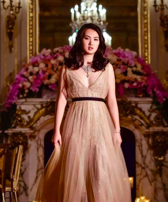 華為千金姚安娜真替老爸長臉，穿彩虹裙華麗高階，豪門出身真不假