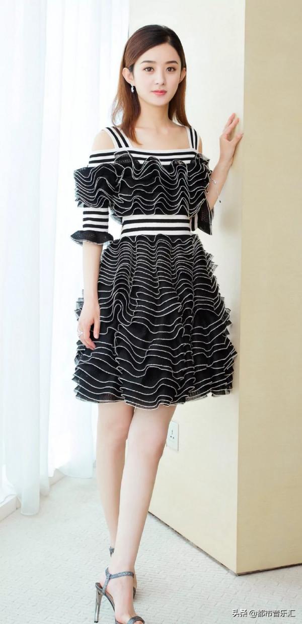 趙麗穎衣著簡樸自信大方，五官跟現在一樣沒變化