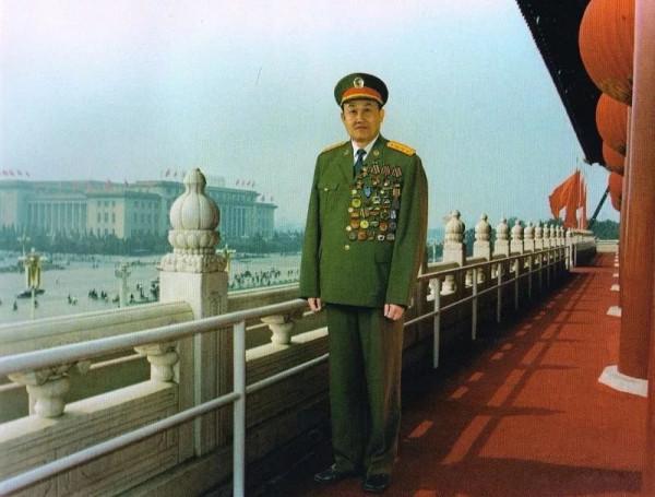 他曾任北京軍區司令，61歲上將，毛主席贊他標準的軍人，今年89歲