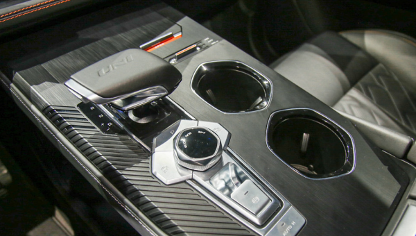 留給特斯拉的時間不多了，長安混動車型來襲，底盤讓人又愛又恨？