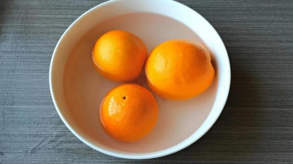 用橙子給家人做麵包，香甜鬆軟，橙香味兒十足，大人孩子都愛吃