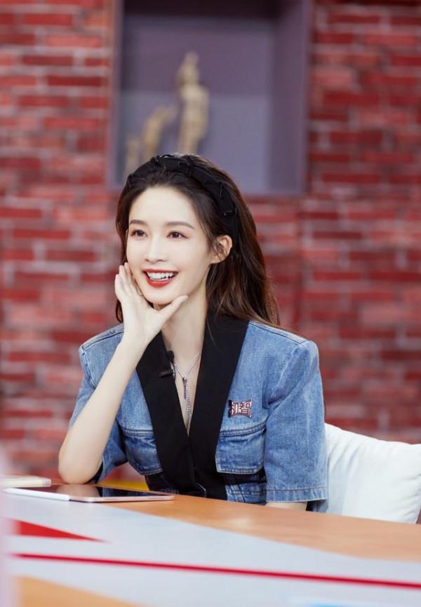 李沁好懂“抓住直男的心”,穿牛仔短裙錄戀愛綜藝,配過膝靴真颯 李沁好懂“抓住直男的心”,穿牛仔短裙錄戀愛綜藝,配過膝靴真颯