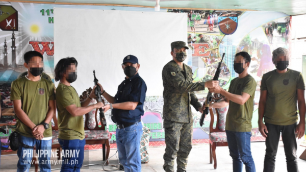 菲律賓游擊隊投降,上繳的這些老式步槍,是從哪兒尋找子彈的? 菲律賓游擊隊投降,上繳的這些老式步槍,是從哪兒尋找子彈的?