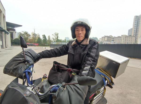 徒手爬6樓救5歲女孩，獲贈60萬元房產的小哥，後來怎麼樣了？