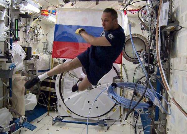 在太空中打羽毛球？俄羅斯宇航員和日本億萬富翁“空中開賽”