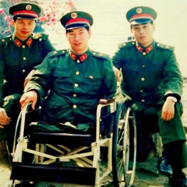 越戰中失去雙腿和左手，退休後展亞平迎來真愛，今女兒考上公務員