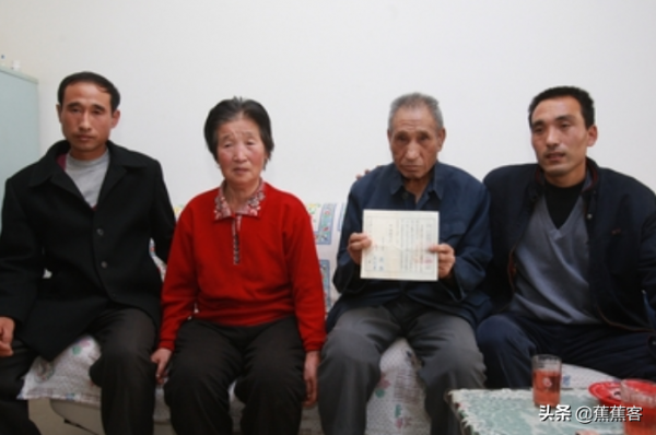 李紅旗：97年花2500買5張紙片，妻子埋怨，父親：這是5張烈屬證明