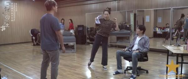 37歲白百何排音樂劇，蓬頭垢面席地而坐，與男演員拉扯麵色微紅