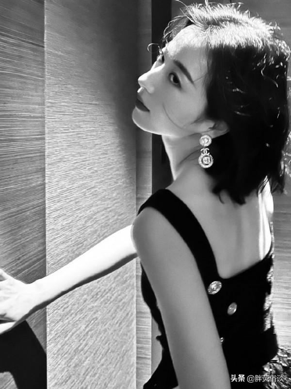 周雨彤一身黑色絲絨徽章裙褲，大氣時髦又不失優雅可愛