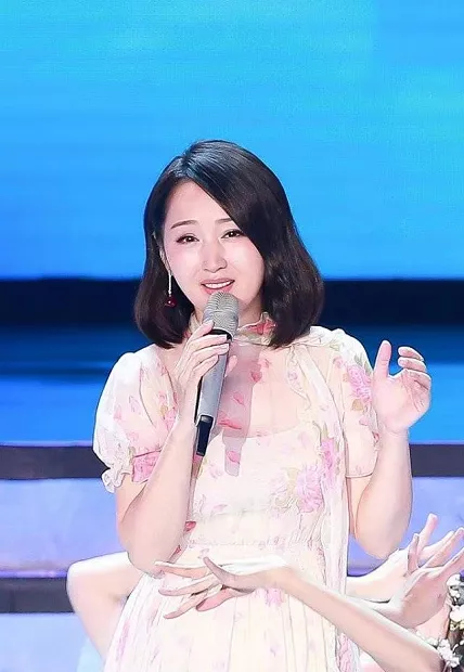 楊鈺瑩才是阿姨輩頂流，穿一件經典的碎花連衣裙，高階減齡