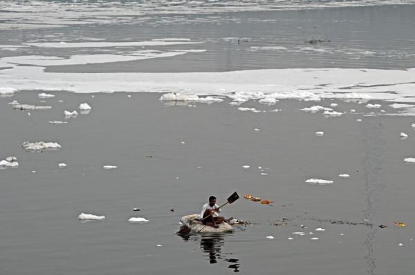 印度空氣質量持續低下 民眾在被汙染的河水中尋找可回收廢物